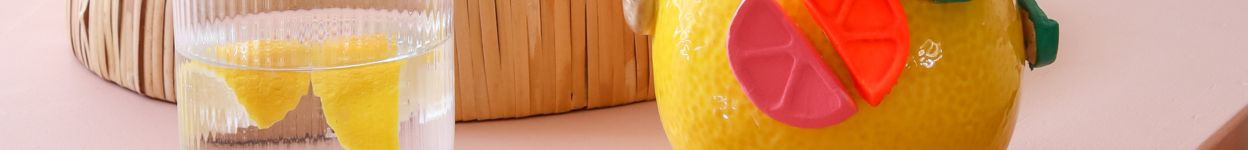 DIY: vaas versieren met boetseerklei