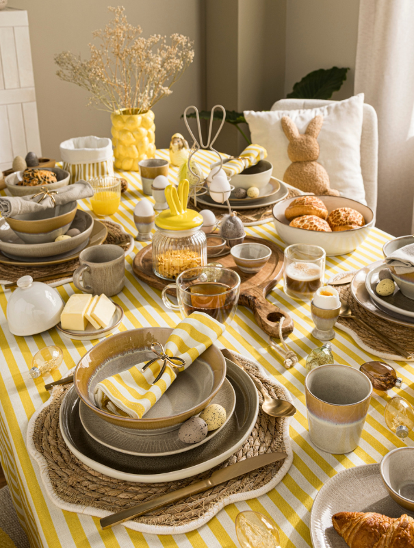Een natuurlijke paastafel met vrolijke gele accenten